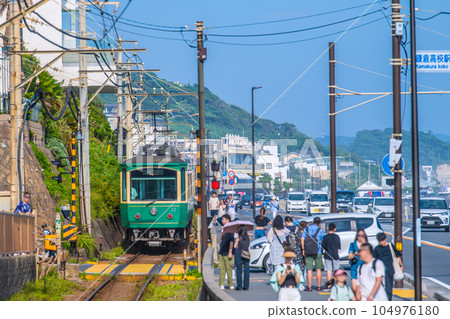 日本鎌倉市景 參拜熱潮再起,江之電/鎌倉高中前一號鐵道口擠滿了訪日遊客 日本鎌倉市景 參拜熱潮再起,江之電/鎌倉高中前一號鐵道口擠滿了訪日遊客 104976180