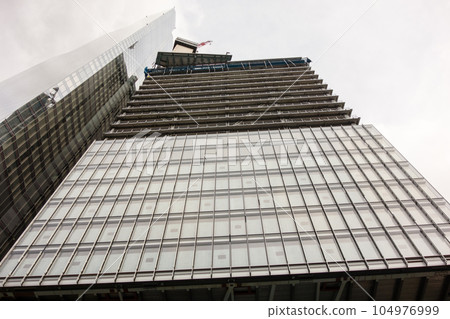 倫敦市中心的景色,一座現代玻璃建築 倫敦市中心的景色,一座現代玻璃建築 104976999