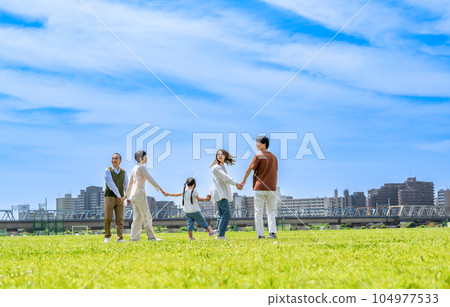 一家人三代人沿著河床漫步 104977533