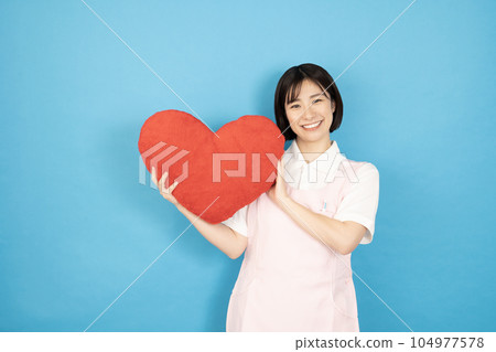 帶著紅心微笑的護理人員婦女 帶著紅心微笑的護理人員婦女 104977578
