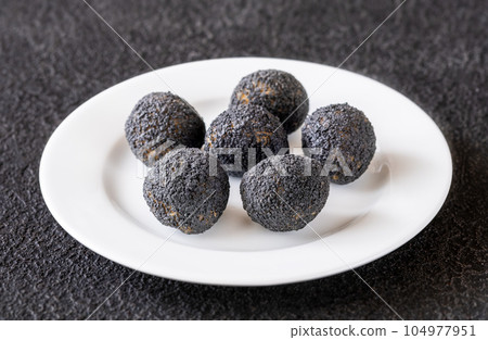 Black truffle mozzarella balls 104977951