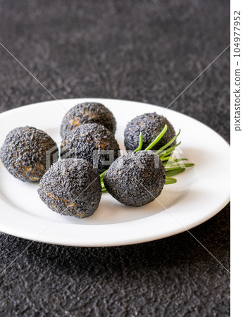 Black truffle mozzarella balls 104977952