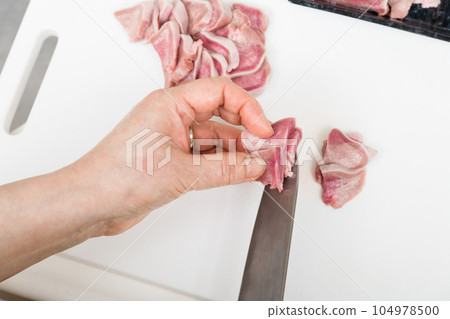 [家庭主婦用刀準備烤雞肉串豬舌] 104978500