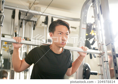 做舉重訓練的男人 104978814