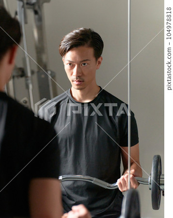 男人在鏡子前進行舉重訓練 104978818