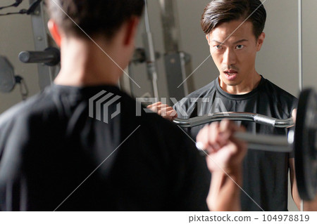 做舉重訓練的男人 104978819