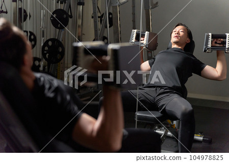 做舉重訓練的男人 104978825