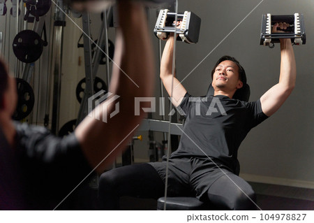 做舉重訓練的男人 104978827