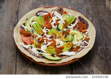 蔬菜tlayuda（墨西哥披薩） 104980196