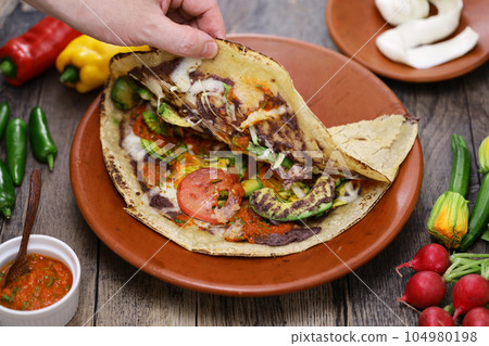 蔬菜tlayuda（墨西哥披薩） 104980198