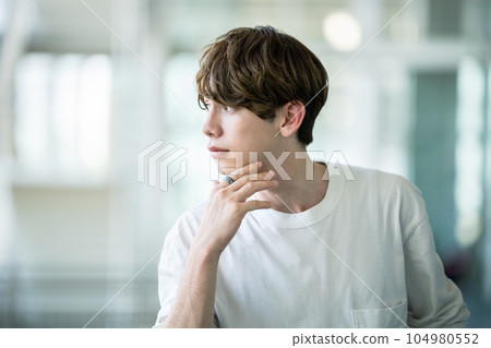 20歲出頭的男人側臉 男士美女形象肖像 104980552