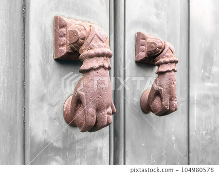 Hand knockers 104980578