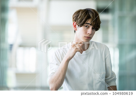 一個二十歲出頭的男人看著鏡頭 男士美容形象肖像 104980619