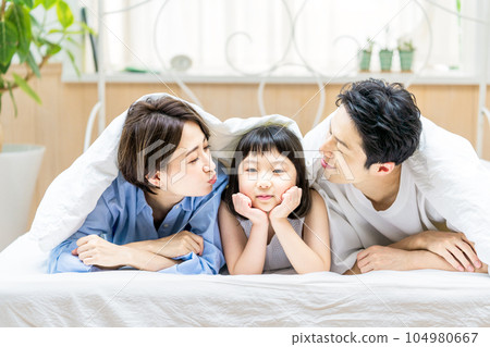 親密的家人在床上 104980667