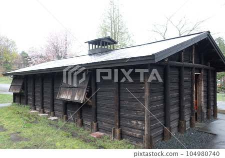 Scenery of wooden warehouse _ Hokkaido Scenery of wooden warehouse _ Hokkaido 104980740
