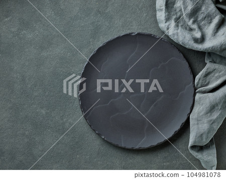 empty black plate 104981078