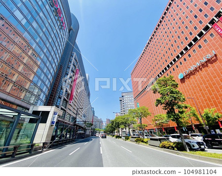 福岡市天神百貨店林立 104981104