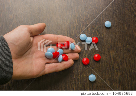 red and blue tablets in hand 104985692