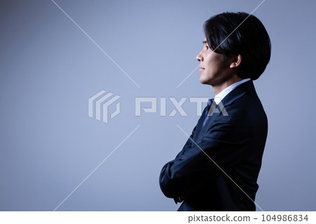 男性商人抱著雙臂思考 男性商人抱著雙臂思考 104986834