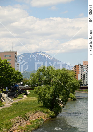 Spring in Morioka Scenery along the Kitakami River 104986851