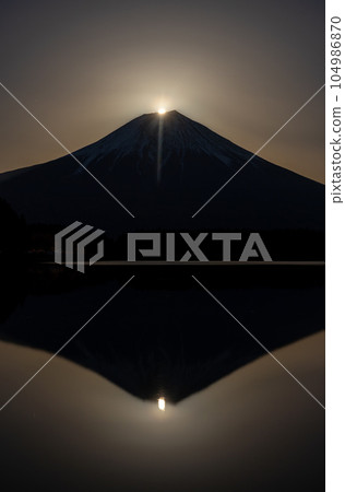 靜岡縣/狸湖和富士山山頂的月亮（雙珍珠富士剪影） 104986870