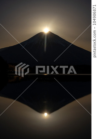 Shizuoka Prefecture / Lake Tanuki and the moon appearing at the top of Mt. Fuji (Double Pearl Fuji Silhouette) 104986871