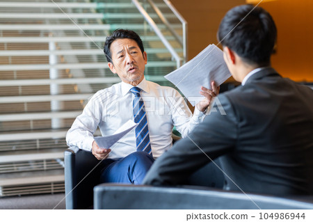 開商務會議的中年商人 104986944