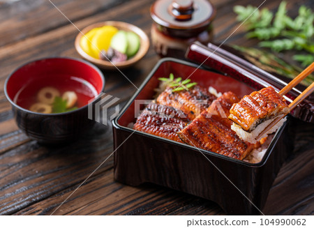 鰻魚蓋飯 鰻魚蓋飯 仲夏牛日吃鰻魚蓋飯（配湯和鹹菜）可以補充體力。 104990062