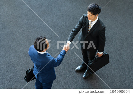 Businessman shaking hands 104990604