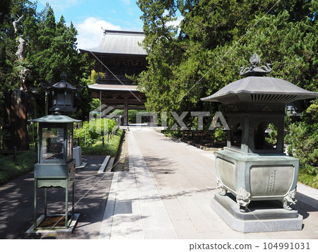 Japanese temple scenery Japanese temple scenery 104991031