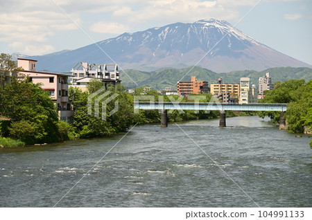 從湯高瀨橋眺望盛岡岩手山的春天 從湯高瀨橋眺望盛岡岩手山的春天 104991133
