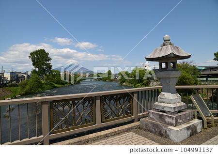 Spring in Morioka Mount Iwate seen from Yugaose Bridge 104991137