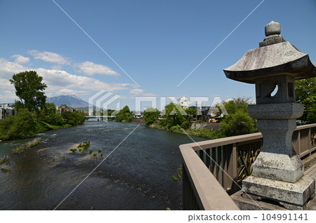 Spring in Morioka Mount Iwate seen from Yugaose Bridge 104991141