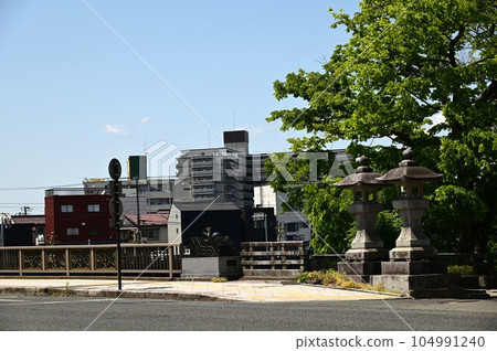 Spring in Morioka Scenery along the Kitakami River 104991240
