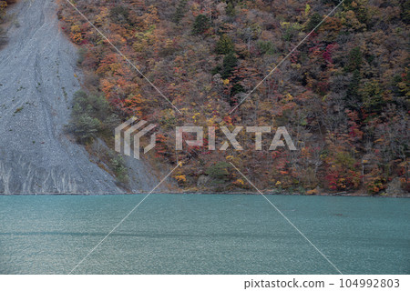 美麗的秋葉在山上的 Hatanagi 湖 美麗的秋葉在山上的 Hatanagi 湖 104992803