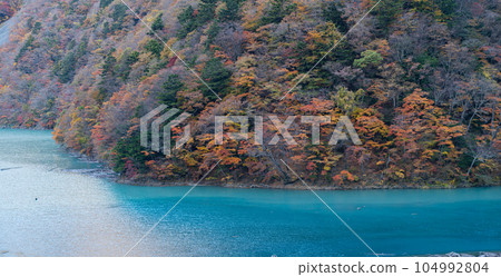 美麗的秋葉在山上的 Hatanagi 湖 美麗的秋葉在山上的 Hatanagi 湖 104992804