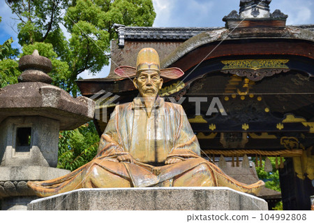 Toyokuni Shrine, Kyoto Toyotomi Hideyoshi statue and Karamon gate 104992808
