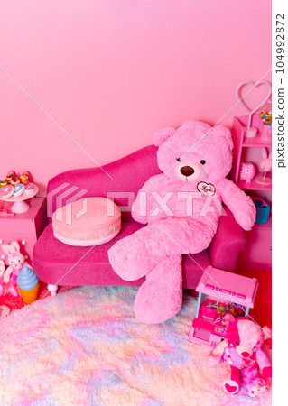 可愛的粉紅色房間裡擺滿了毛絨動物和玩具 104992872