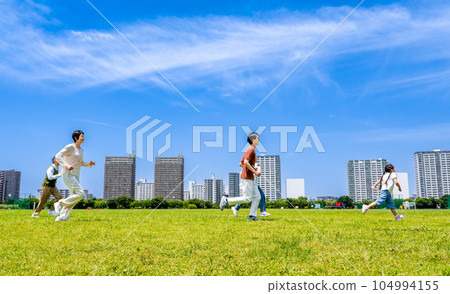 三代家族在公園跑步 104994155