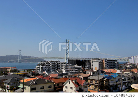 從五色塚古墳眺望明石海峽大橋 104994186