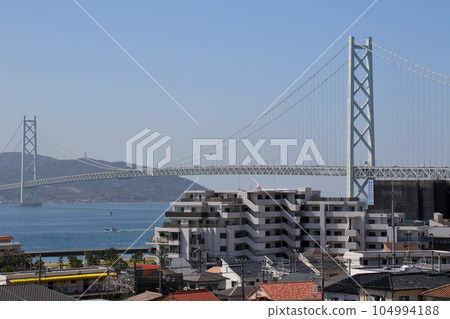 View of Akashi Kaikyo Bridge from Goshikizuka Tumulus 104994188