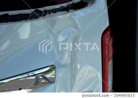 一輛廂式車發生交通事故,後艙門受損 一輛廂式車發生交通事故,後艙門受損 104995833