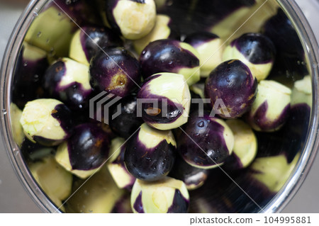 圓茄子去蒂~做泡菜 圓茄子去蒂~做泡菜 104995881