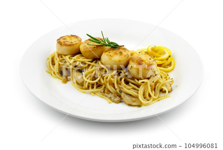 Spaghetti with Scalloped and mushrooms 104996081