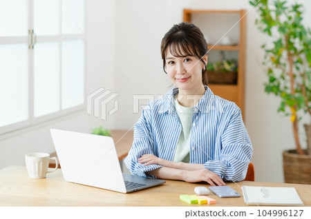 在客廳開網絡會議的年輕女子 104996127