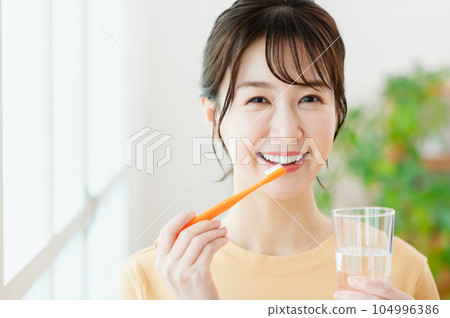 刷牙的一個少婦 104996386