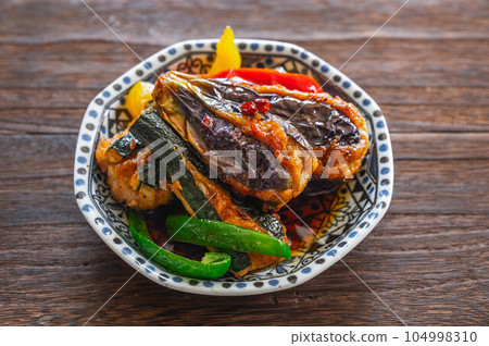 肉餡茄子和西葫蘆照燒風格 104998310