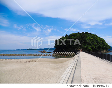 宮城縣本吉郡南三陸靜川袖浜通往薩諾袖浜海灘和荒島神社的橋樑 104998717