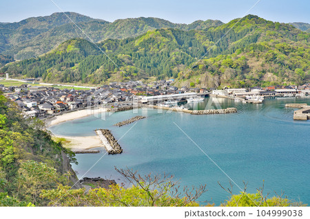 【從城山園地眺望諸瀨港和日本海】兵庫縣三方郡新論泉町諸瀨 104999038