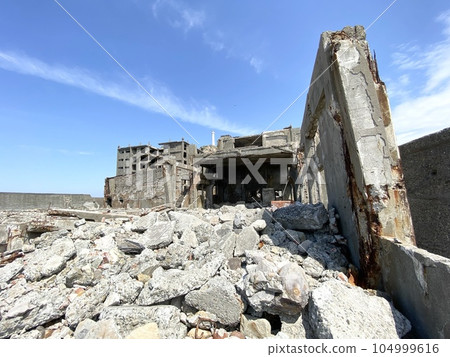 Decayed concrete on Gunkanjima 104999616